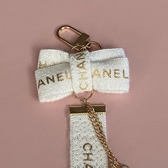 CHANEL Ribbon Bag Clip - Picture 2 of 3